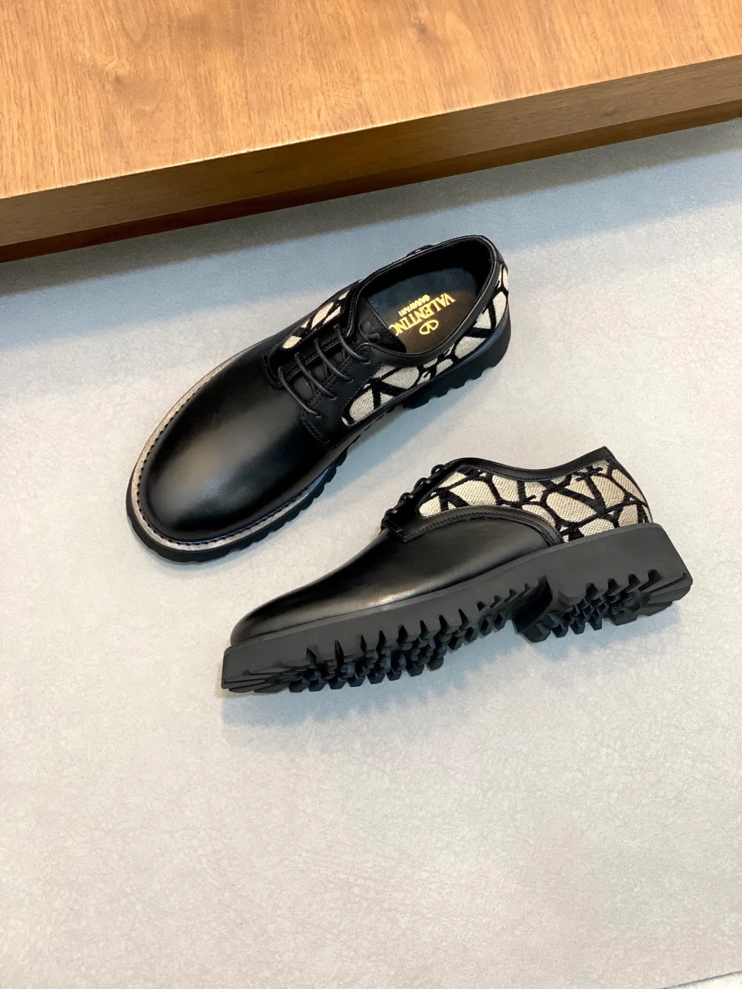 Men's shoes 💰740 VALENTINO Valentino's new men's fashionable casual leather shoes. These leather shoes are made of imported cowhide leather uppers, dyed calfskin lining and calfskin insoles. The upper foot is soft, comfortable and breathable. Comes with complete packaging in the original box! Visible details and quality. Size: 39-44 (customized at 38.45.46)
